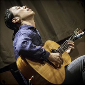 HiroyaTsukamoto Playing Guitar